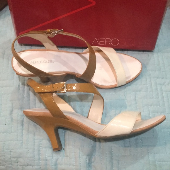 AEROSOLES Shoes - Gently used Aerosole who knew tan combo sandals